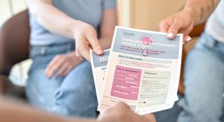 Iemand die flyers geeft