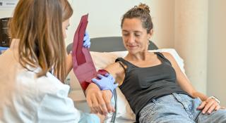 Iemand waarbij bloed wordt afgenomen